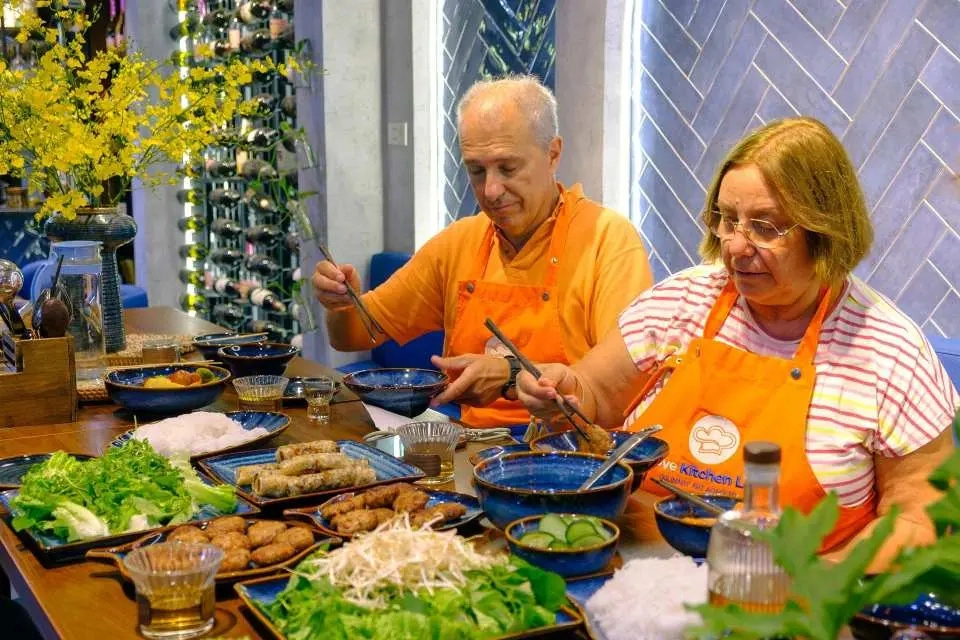 Half-day Tour | Experience shopping with local and cooking class in Hanoi